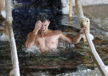 Жители Петербурга смыли грехи в купели Невы