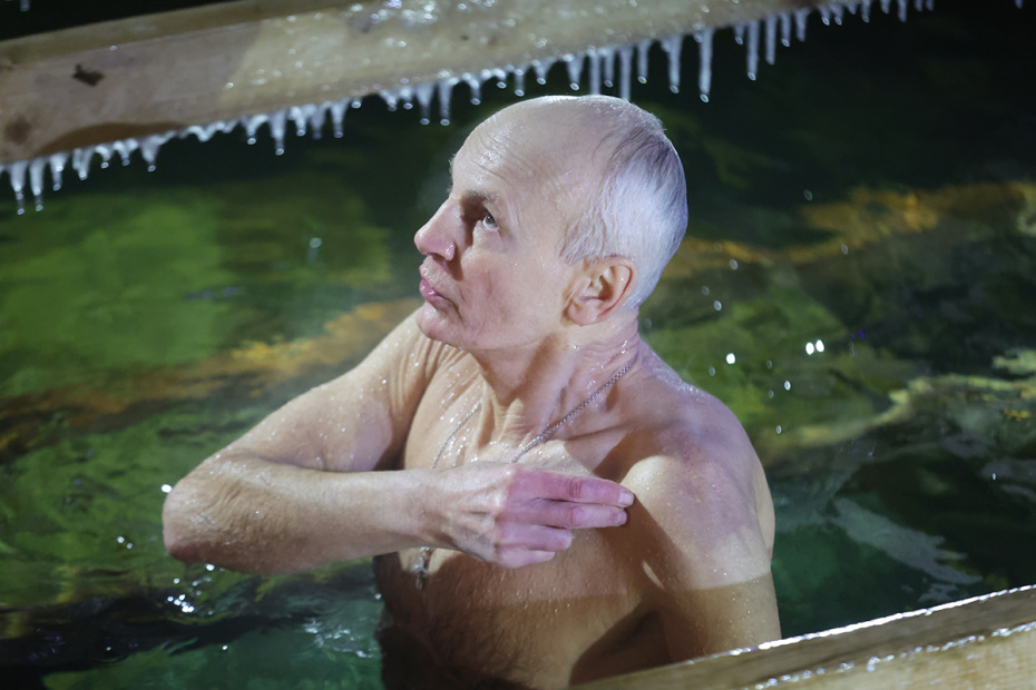 Верующие во время крещенских купаний на территории Измайловского кремля в Москве