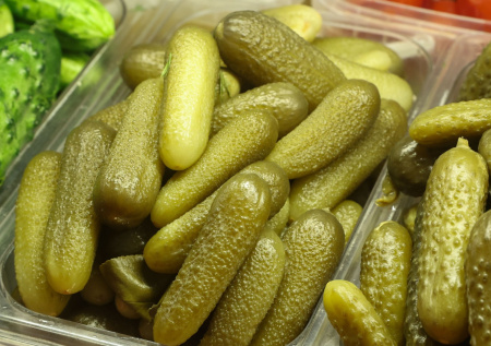 Россиянин купил маринованные огурцы из Индии и нашел внутри червей