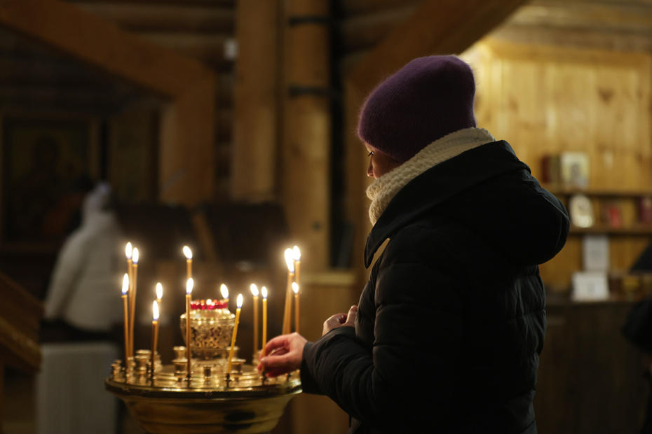 Верующие в храме Святителя Николая на территории Измайловского кремля в Москве