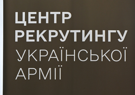Под Одессой семьи мобилизованных перекрыли вход в военкомат