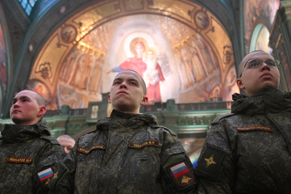 Военнослужащий во время богослужения в праздник Крещения Господня в Главном храме Вооруженных Сил РФ в Московской области