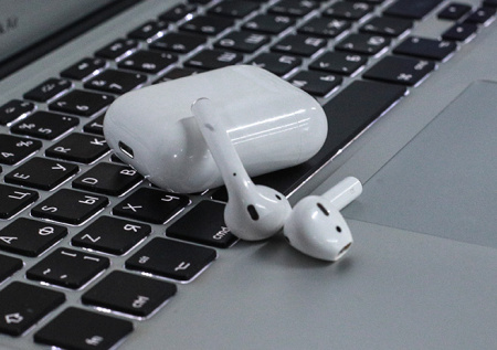 Разведка Дании предупредила об опасности наушников Apple
