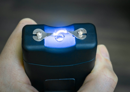 Подросток принес в школу самодельный шокер и набросился на одноклассницу