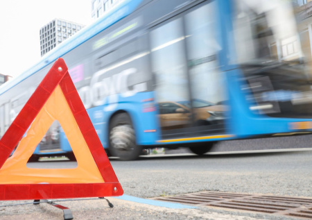 В Москве электробус и иномарка попали в ДТП