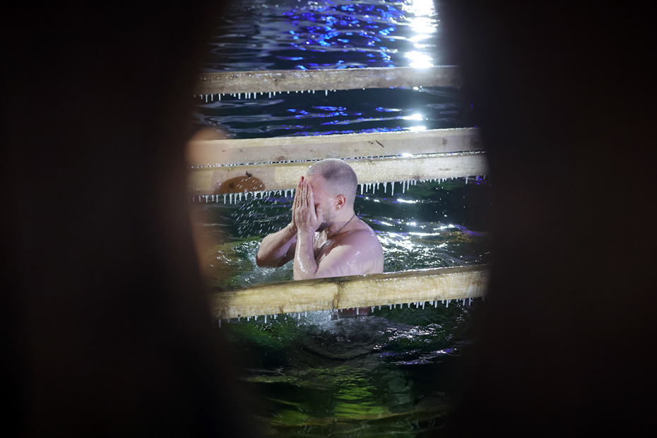 Верующие во время крещенских купаний на территории Измайловского кремля в Москве