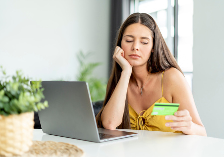 Массовые блокировки карт в 2026-м: как защитить свои счета, куда жаловаться