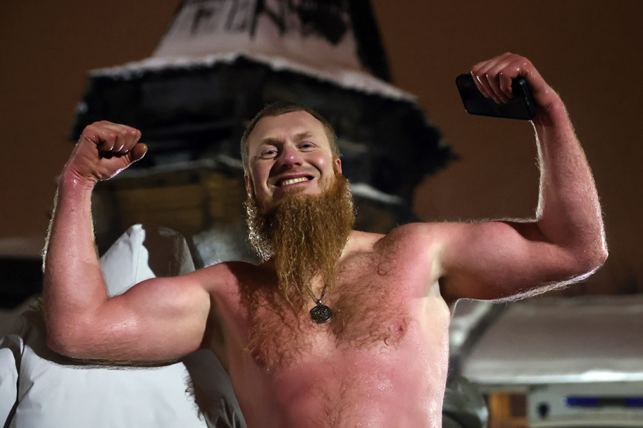 Верующие во время крещенских купаний на территории Измайловского кремля в Москве