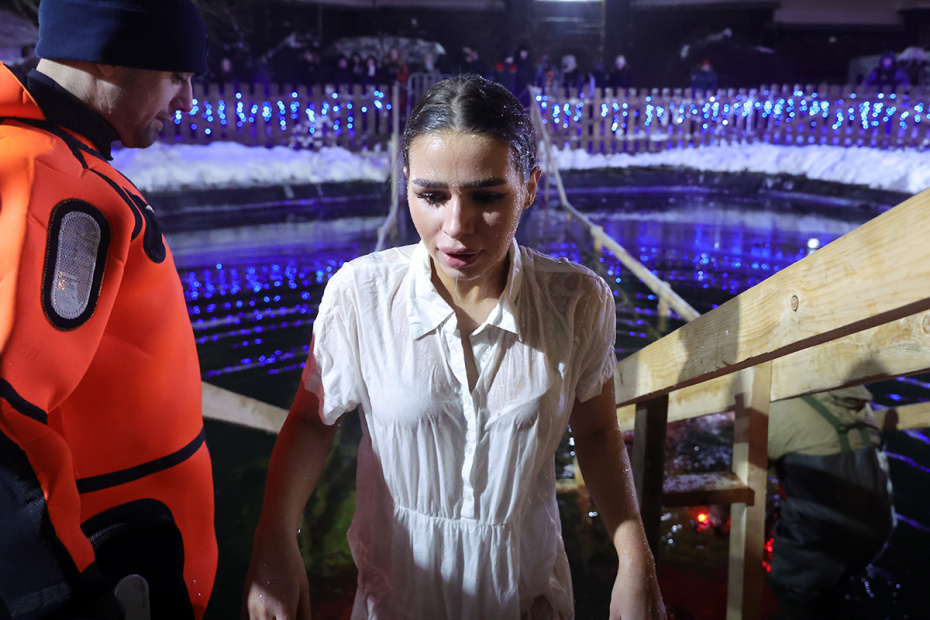 Верующие во время крещенских купаний на территории Измайловского кремля в Москве