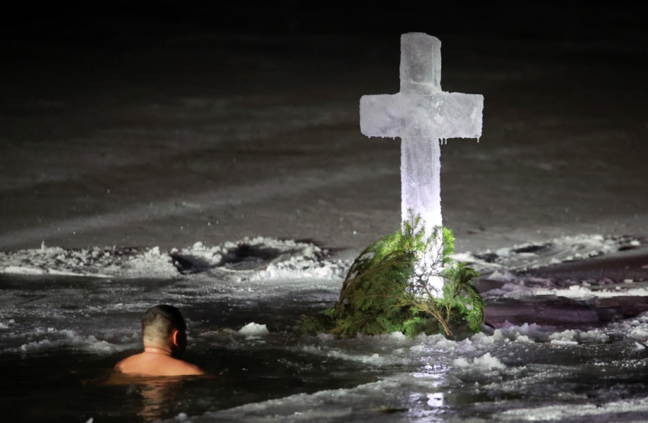 Верующие во время крещенских купаний в праздник Крещения Господня в Волгограде