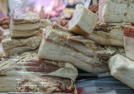 Биолог объяснила, как правильно есть сало