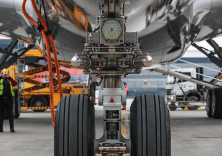 В аэропорту Махачкалы самолет выкатился за ВПП при посадке