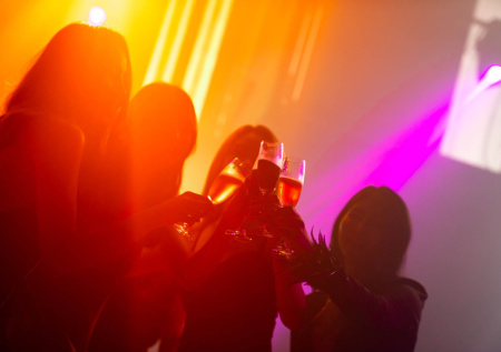 Американку обвинили в организации секс-вечеринок для сына и его друзей