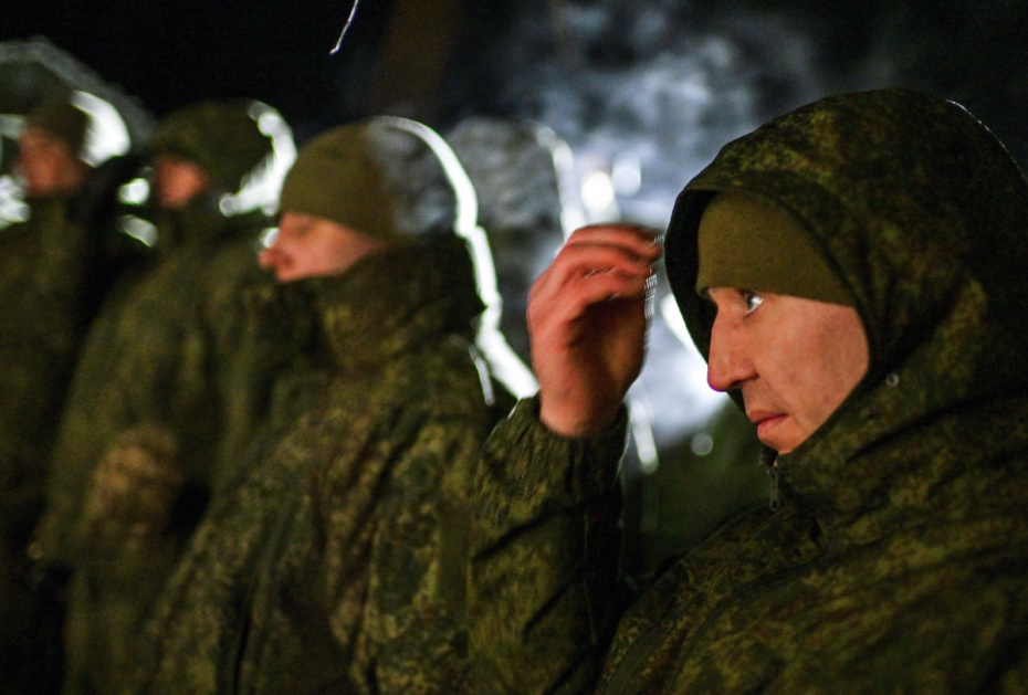 Военнослужащие 27-й отдельной гвардейской Севастопольской мотострелковой бригады группировки войск ‭«Запад» на праздничном богослужении в канун Крещения Господня