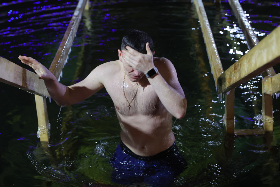 Верующие во время крещенских купаний на территории Измайловского кремля в Москве