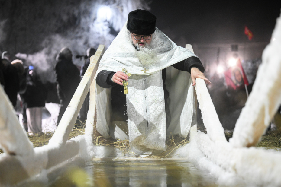 Освящение купели на реке Оби в Новосибирске в праздник Крещения Господня