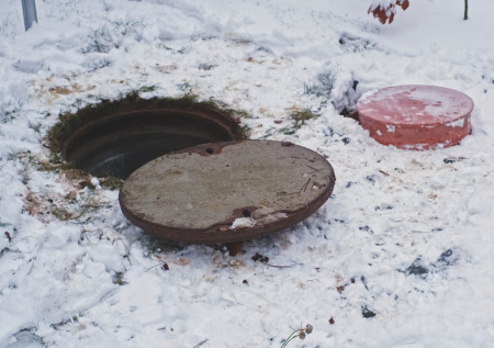 Пятиклассница «исчезла» в присыпанном снегом люке