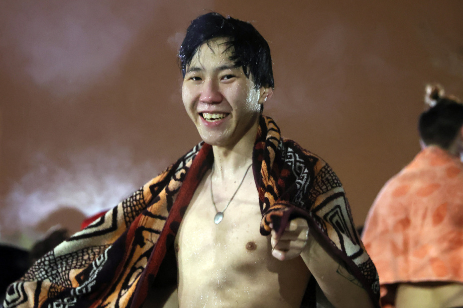 Верующие во время крещенских купаний на территории Измайловского кремля в Москве