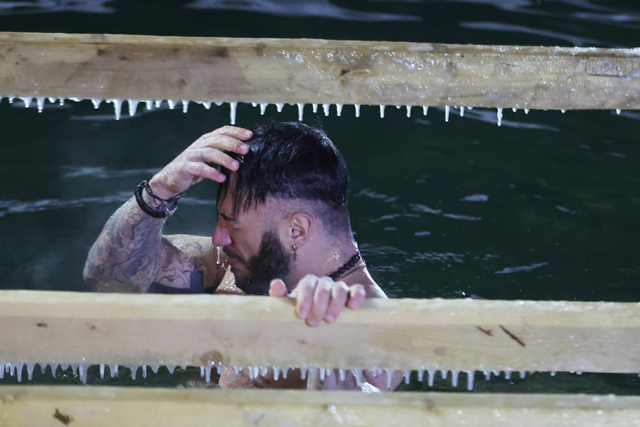 Верующие во время крещенских купаний на территории Измайловского кремля в Москве