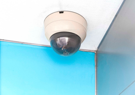 Ученики школы в Казани справляли нужду под надзором видеокамер