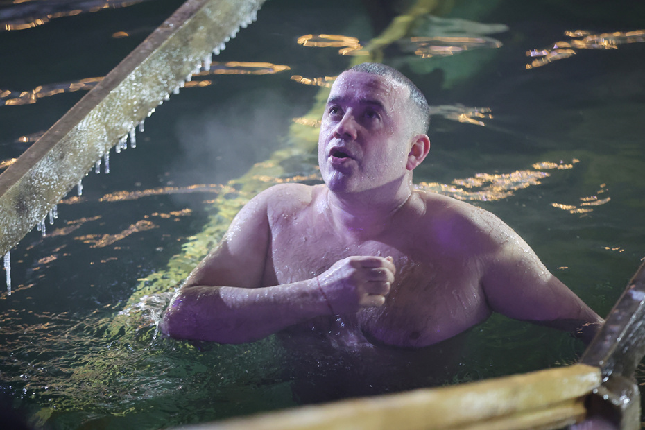 Верующие во время крещенских купаний на территории Измайловского кремля в Москве