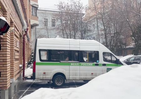 У «скандальной» квартиры Долиной заметили судебных приставов