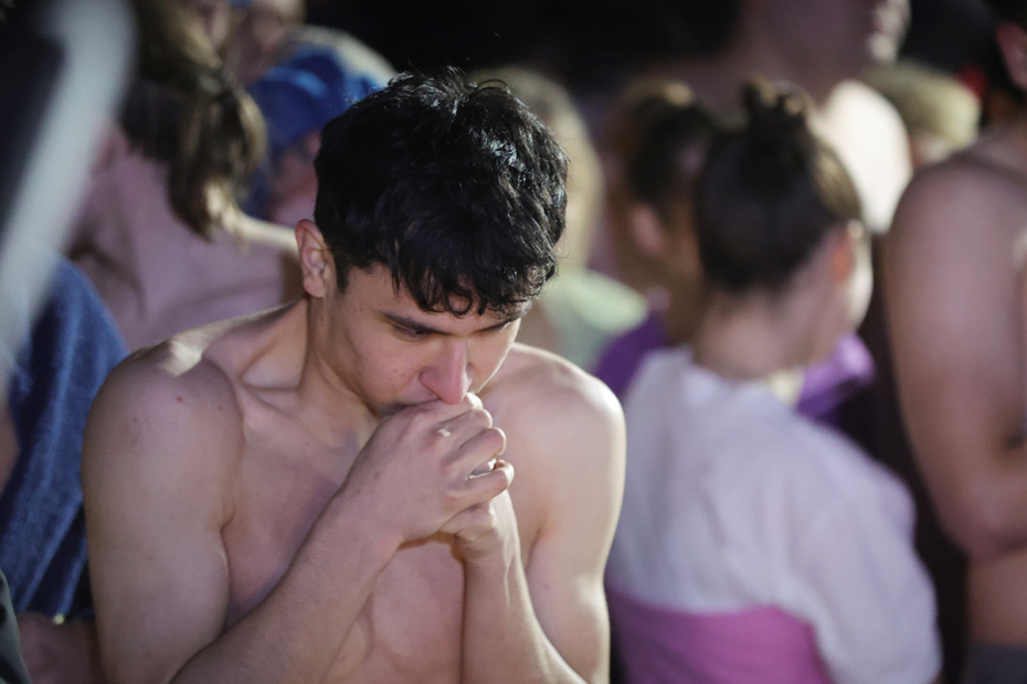 Верующие во время крещенских купаний на территории Измайловского кремля в Москве