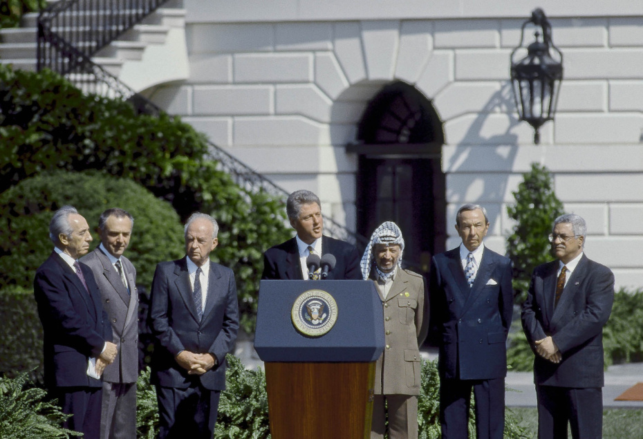 Президент Билл Клинтон проводит церемонию подписания израильско-палестинской Декларации принципов о временных мерах по самоуправлению, 1993 год