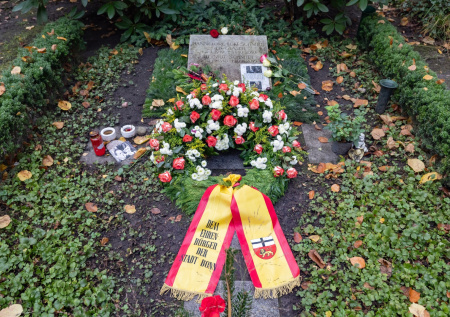 Могилу экс-канцлера Германии осквернили свастиками