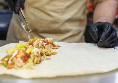 Российского бизнесмена ждет суд после приготовления опасной шаурмы