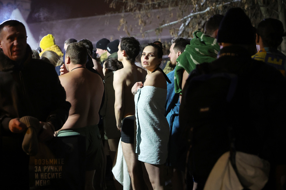 Верующие во время крещенских купаний на территории Измайловского кремля в Москве