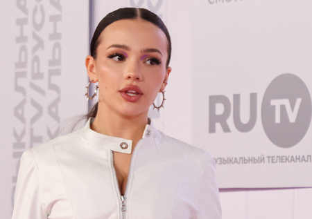 «Я нейросетка какая-то»: блогерша Карнавал внезапно разрыдалась на камеру