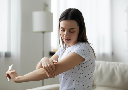 Дерматолог дала советы по увлажнению локтей