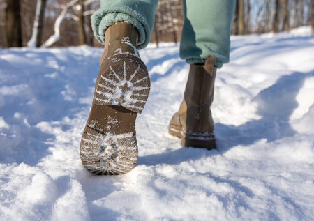 Гололед не страшен: простой трюк, который сделает любую обувь нескользящей за пять минут