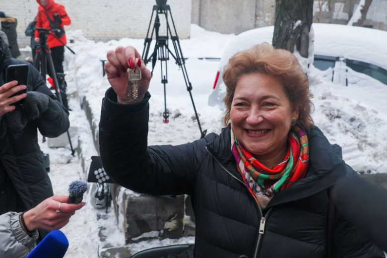 Адвокат покупательницы квартиры Полины Лурье Светлана Свириденко с ключами от квартиры, которую певица Лариса Долина продала Полине Лурье