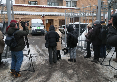 Собравшиеся у бывшей квартиры Долиной журналисты решили сделать ей подарок