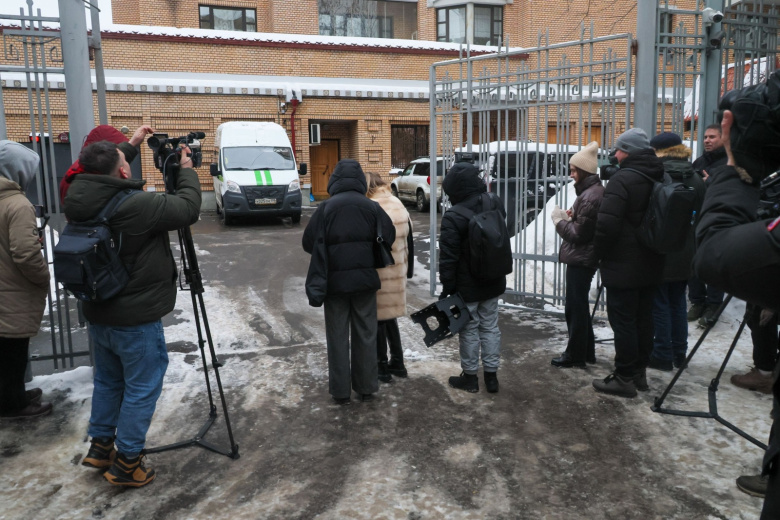 Журналисты у бывшего дома певицы Ларисы Долиной