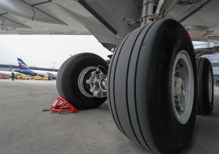 Пассажирский самолет потерял колесо шасси при приземлении и попал на видео