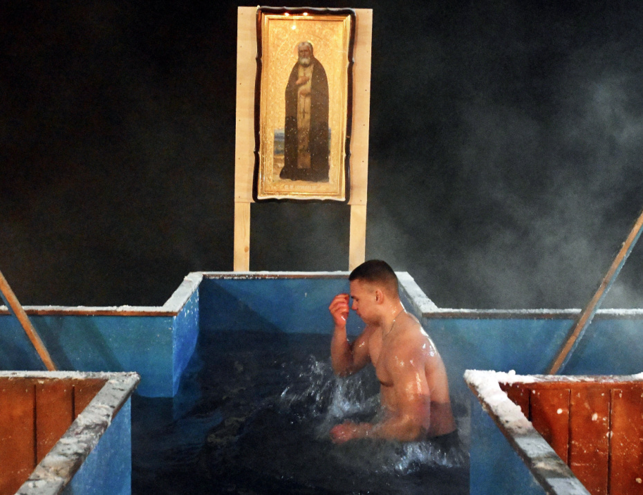 Верующие во время крещенских купаний в праздник Крещения Господня в Красноярске