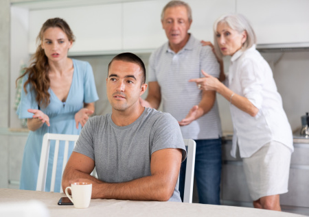 Психолог ответила, нормально ли жить с родителями после 30 лет