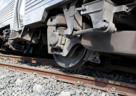 Сход двух поездов с рельсов привел к многочисленным жертвам