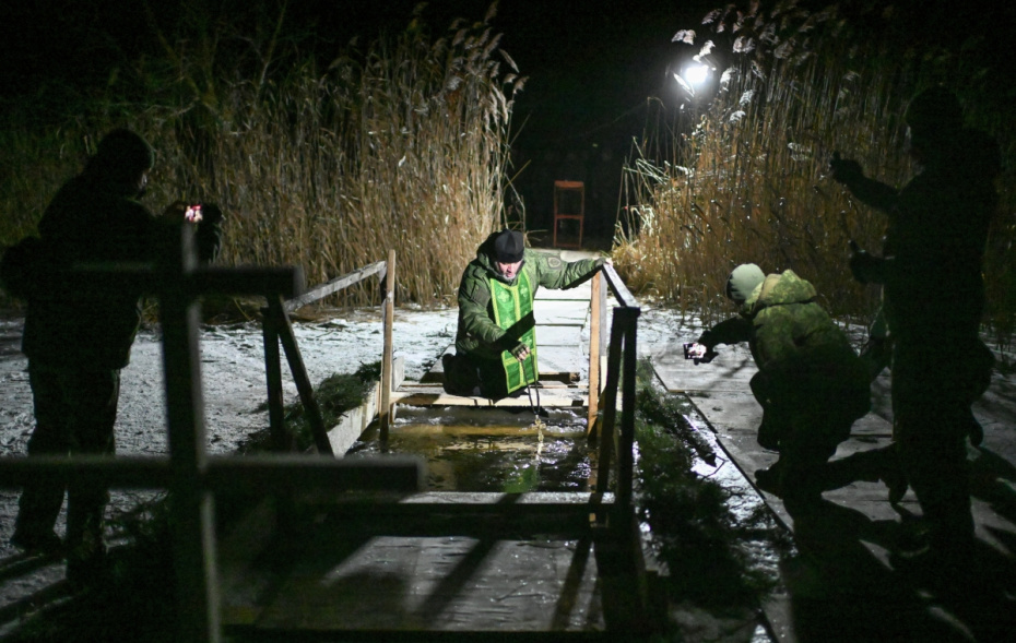 Священнослужитель 27-й отдельной гвардейской Севастопольской мотострелковой бригады группировки войск ‭«Запад» освящает иордань перед праздничным богослужением в канун Крещения Господня