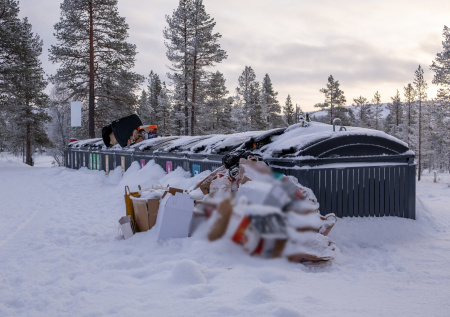 Россиянам объяснили, как бороться с горами мусора под снегом
