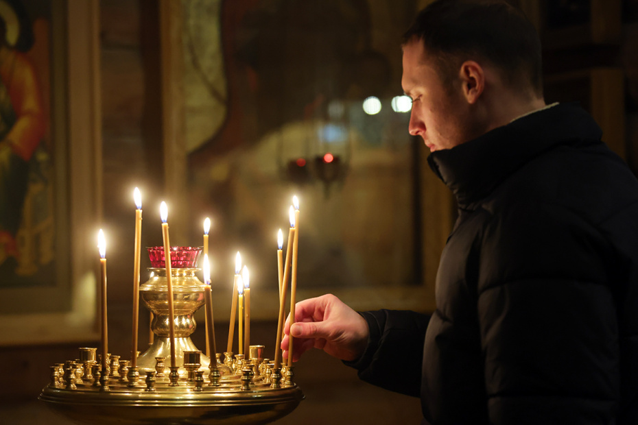 Верующие в храме Святителя Николая на территории Измайловского кремля в Москве