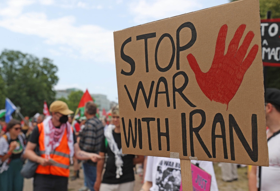 Протестующие с плакатами в Гааге, Нидерланды