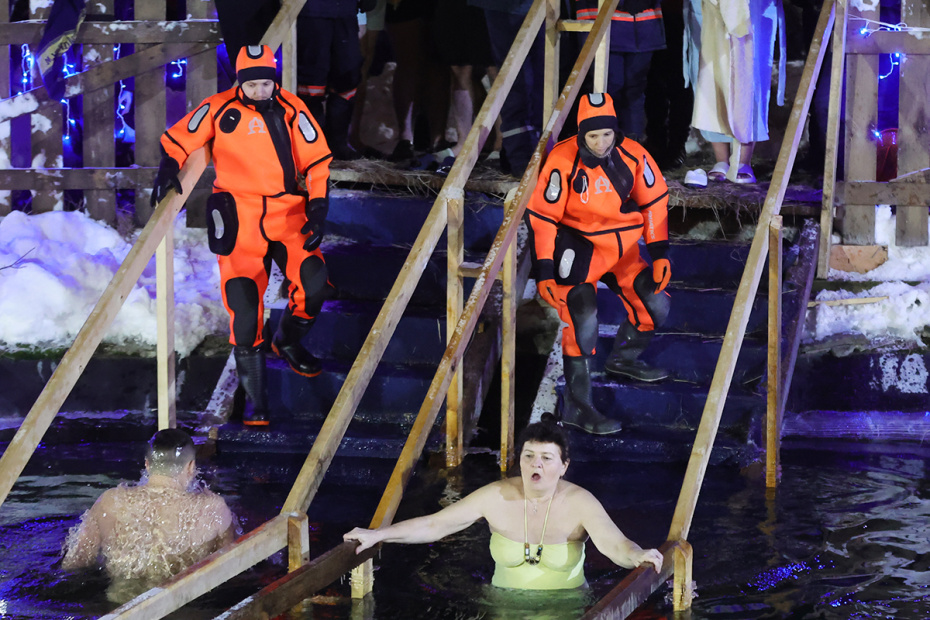 Верующие во время крещенских купаний на территории Измайловского кремля в Москве