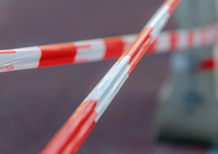 Пол внезапно раскололся под ногами посетителей торгового центра