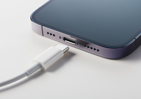 Россияне забили тревогу из-за опасных зарядок Apple из Европы