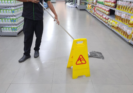 Раскрыто, какое наказание грозит торговым точкам за скользкие пол и порожки