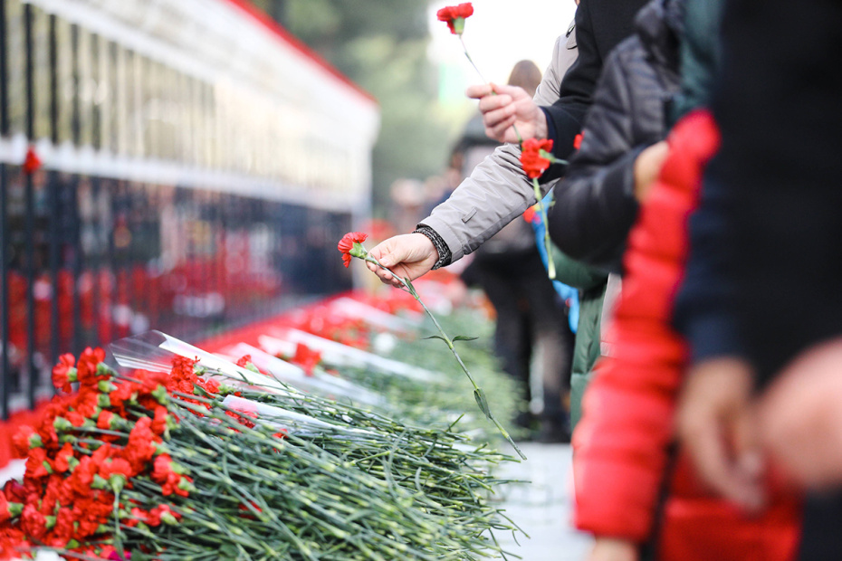 Возложение цветов на Аллею мучеников в ознаменование годовщины трагических событий 1990 года, также известных как ‭«Черный январь», в память о насилии, вызванном распадом Советского Союза